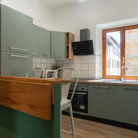 Light-filled Duomo 2br2ba Top-floor Flat