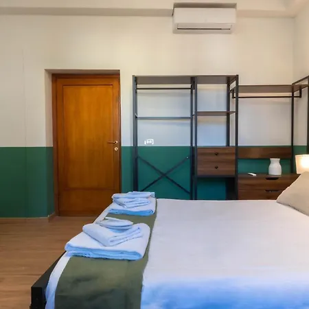 Light-filled Duomo 2br2ba Top-floor Flat