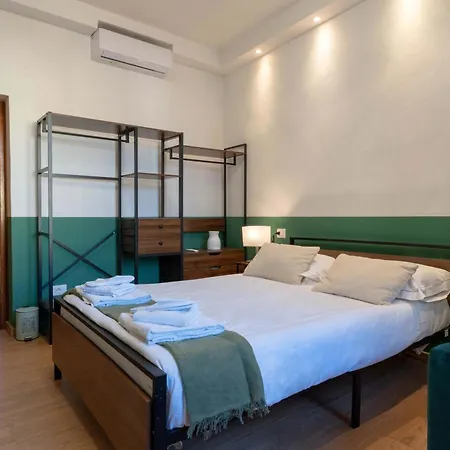 Light-filled Duomo 2br2ba Top-floor Flat