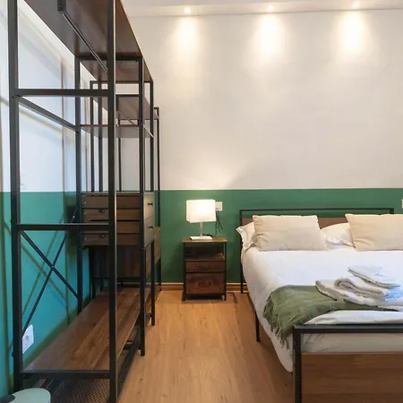 Light-filled Duomo 2br2ba Top-floor Flat Apartament