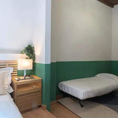 Light-filled Duomo 2br2ba Top-floor Flat