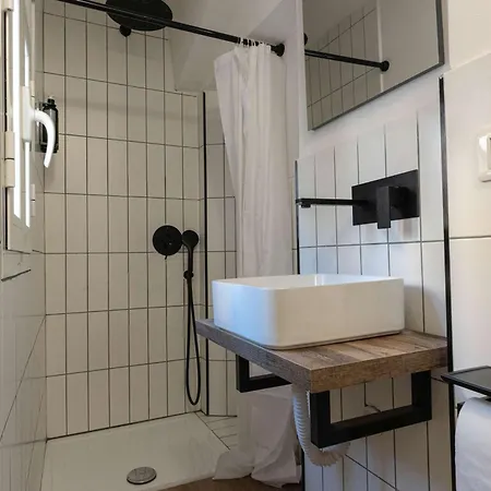 Light-filled Duomo 2br2ba Top-floor Flat * Florencie