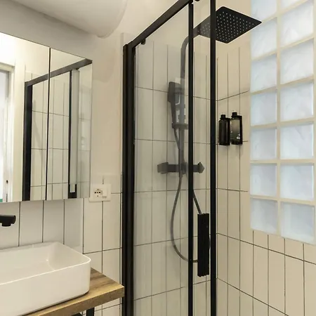Light-filled Duomo 2br2ba Top-floor Flat